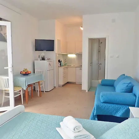 In Starigrad-paklenica 53541 Apartamento